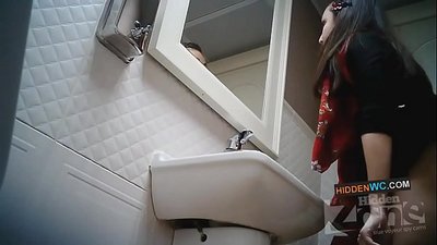 Slēptās kameras ieraksti sieviešu tualetē (1)