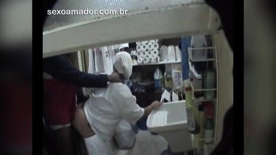 Motobojis nodarbojas ar seksu ar apkopēju restorānā starp piegādēm
