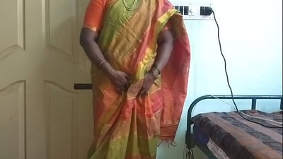 Indian desi kalpone parādīt viņas dabiskās krūtis mājas īpašniekam