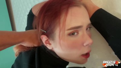 Vīrietis fucked mutē un tūpļa paklausīgs rudmatainais Skimpy un sperma uz Tits