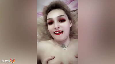 Ivan Helsing smagi drāž seksīgu vampīru un beidzas viņai uz dibena