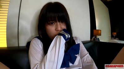 18 gadus veca japāņu meitene ar mazām krūtīm strīkst un piedzīvo orgasmu ar pirkstu drāšanu un seksa rotaļlietu. Āzijas meitene skolas cosplay tērpā sniedz blowjobs amatieru video. Mao 7 OSAKAPORN.