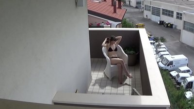 Spiegošana par manu jauno istabas biedru, kas masturbē uz balkona
