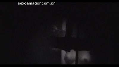 Blondīnīte tiek slepeni filmēta ar kaimiņu vuajeru, kurš slēpjas aiz dobiem ķieģeļiem