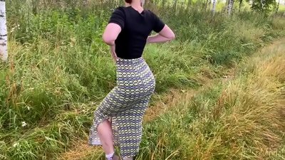 Sieva sūc locekli uz ielas un nodarbojas ar seksu ar galu uz viņas pakaļa. CleoModel krievu porno