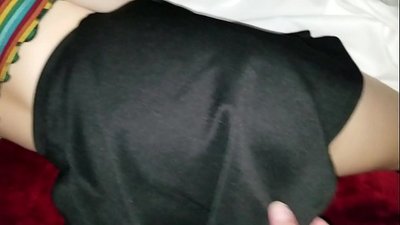 Sleeping virgin schoolgirl māsa izpaužas viņas ciešo dupsi ar pirkstiem
